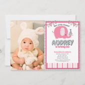 ピンクモダングレイベビーエレファントファースト誕生日フォト 招待状 (正面)