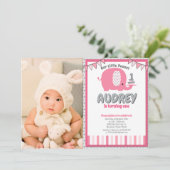 ピンクモダングレイベビーエレファントファースト誕生日フォト 招待状 (スタンド正面)