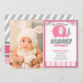 ピンクモダングレイベビーエレファントファースト誕生日フォト 招待状 (正面/裏面)