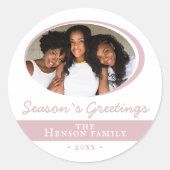 ピンクモダンシーズングリーティングスクリプトフォトホリデー ラウンドシール (正面)