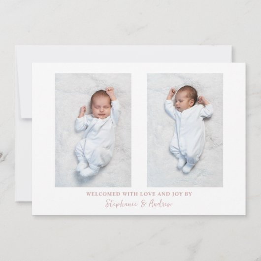 ピンクモダンスクリプトベビーガール3枚フォト誕生 案内状 (裏面)