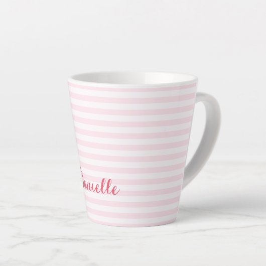 ピンクモダンストライプ名前をカスタムするタイポグラフィ カフェラテマグ (右アングル)