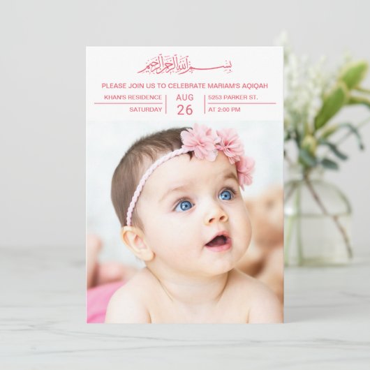 ピンクモダンタイポグラフィベビーガール写真Aqiqah 招待状 (スタンド正面)