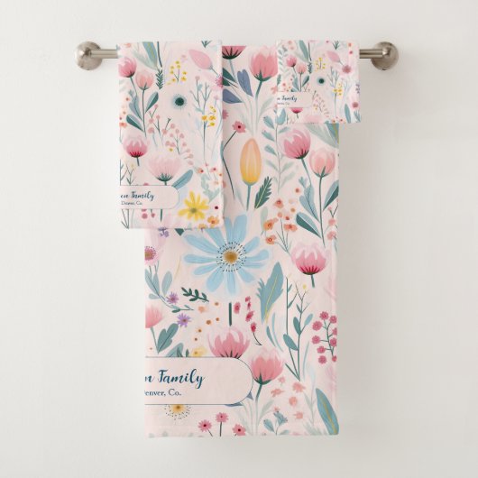 ピンクモダンパステルフローラの名パーソナライズされた称 バスタオルセット (インサイチュ)