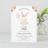 ピンクモダンフローラホワイトバニー1歳の誕生日 招待状 (スタンド正面)