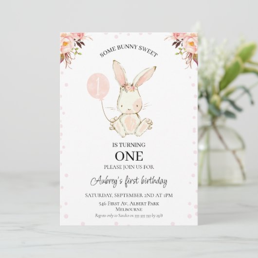 ピンクモダンフローラホワイトバニー1歳の誕生日 招待状 (スタンド正面)