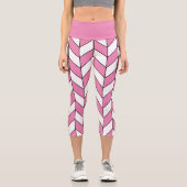 ピンクモダンホワイトヘリンボーンシェブロンパターン カプリレギンス (正面)