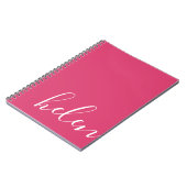 ピンクモダン色の手書きタイポグラフィスクリプト名 ノートブック (左側)