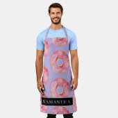 ピンクモダン色ドーナツ型名前付きパターン エプロン (着用した状態)