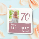 ピンクモダン70th Birthday Party写真 スタンダードカクテルナプキン<br><div class="desc">ピンクモダン70th誕生日パーティー写真ナプキン。70歳モダンの誕生日を迎えた女性の祝写真バースデーパーティナプキン。デザインにモダンは、スクリプトハッピーバースデーと名前がある。年齢と名前でナプキンをパーソナライズ。</div>