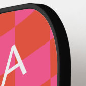 ピンクモノグラムのとオレンジのチェッカーボードパターン ピックルボールラケット (左詳細)