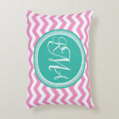 ピンクモノグラムのとティール(緑がかった色)シェブロンカスタム アクセントクッション (正面(垂直))