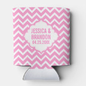 ピンクモノグラムのとホワイトジグザグシェブロン2 缶クーラー (裏面)