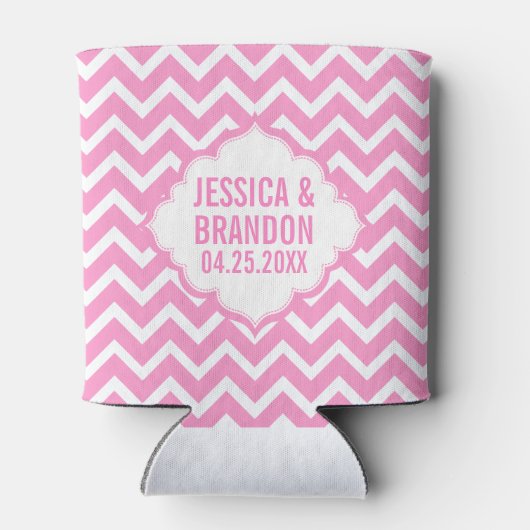 ピンクモノグラムのとホワイトジグザグシェブロン2 缶クーラー (裏面)