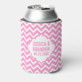 ピンクモノグラムのとホワイトジグザグシェブロン2 缶クーラー (缶裏面)