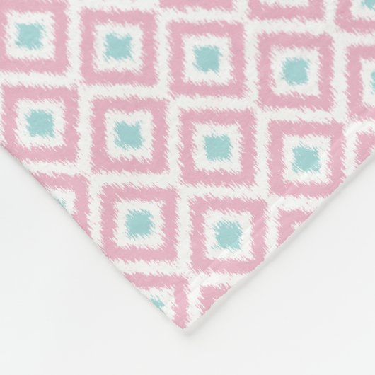 ピンクモノグラムのとミントダイヤモンドのイカットパターン フリースブランケット (角)