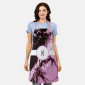 ピンクモノグラムのと黒のエプロン エプロン (着用した状態)