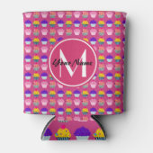 ピンクモノグラムののカップケパーソナライズされたーキ 缶クーラー (正面)