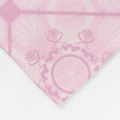 ピンクモノグラムののダイアモンド名門私立校風のタイルのダスキーバラ フリースブランケット (角)