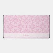 ピンクモノグラムののマ名門私立校風のンダラのアールデコファン デスクマット (正面)