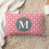ピンクモノグラムのの白フローラ格子パターン ランバークッション (ブランケット)