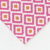 ピンクモノグラムのタンジェリンダイヤモンドイカットパターン フリースブランケット (角)
