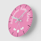 ピンクモノグラムのホワイトゴルフボールクラブ ラウンド壁時計 (傾斜)