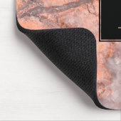 ピンクモノグラムのモダンとグレーの大理石テクスチャ マウスパッド (コーナー)