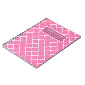 ピンクラティスパターンかわいい名前カスタム ノートブック (左側)