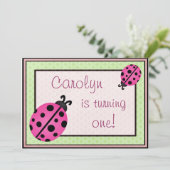 ピンクラディバグベイビーガールバースデーパーティー招待状グリーン 招待状 (スタンド正面)