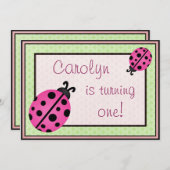 ピンクラディバグベイビーガールバースデーパーティー招待状グリーン 招待状 (正面/裏面)