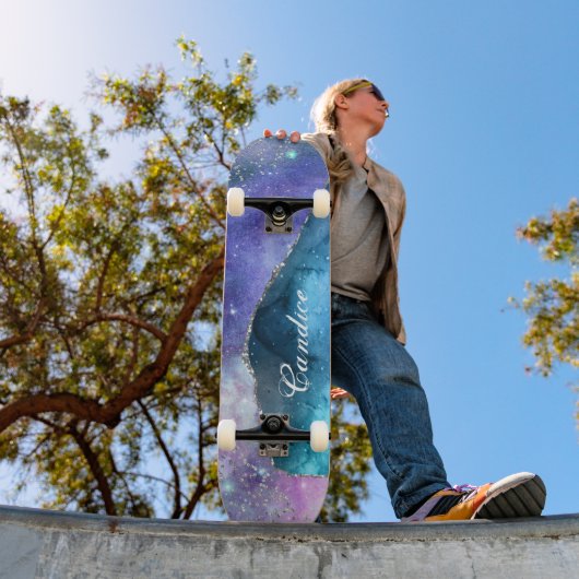 ピンクラベンダーティール(緑がかった色)とシルバーグリッター パーソナライズされた スケートボード (室外1)