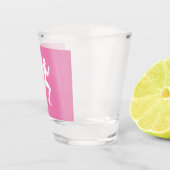 ピンクランニングの背景に男のランナーのシルエット ショットグラス (右)