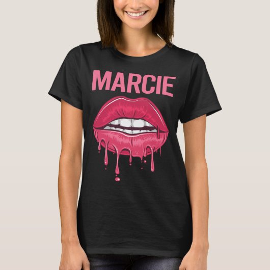 ピンクリップ – マーシー名 Tシャツ (正面)
