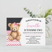 ピンクリトルベア誕生日ピンクシェブロンテディベア 招待状 (スタンド正面)