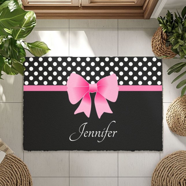 ピンクリボンブラック&ホワイト水玉模様名 ドアマット (Pink Ribbon Black & White Polka Dots Name Doormat)