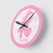 ピンクリボン乳癌の生存者とピンク縁ど ラウンド壁時計 (傾斜)