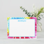 ピンクレインボー絞り染めパーソナライズされたフラットノートカード 招待状 (スタンド正面)