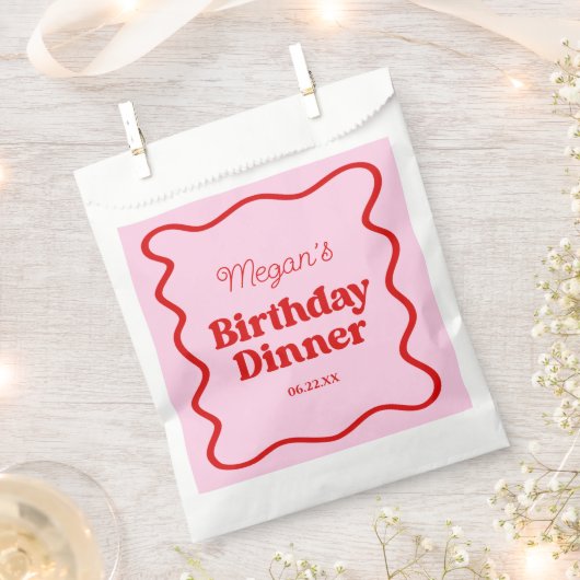 ピンクレッドウェー縁どブ誕生日ディナーパーティー フェイバーバッグ (クリップ留めされた状態)