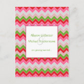 ピンクレッドグリーングレーシェブロンストライプ日付を保存 案内ポストカード (正面)