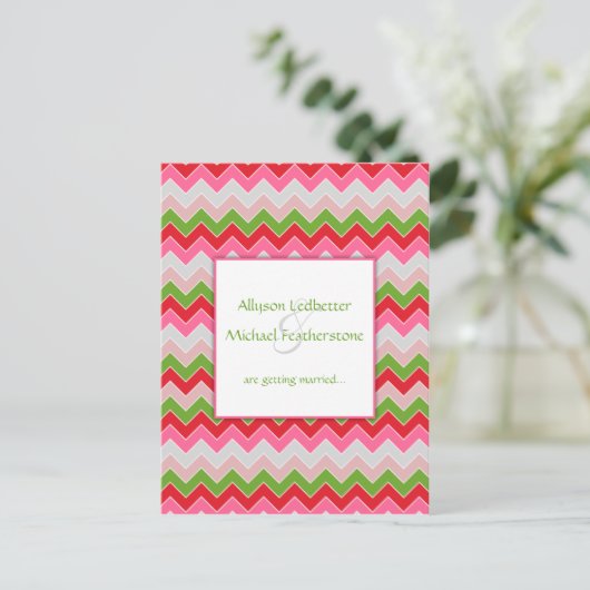 ピンクレッドグリーングレーシェブロンストライプ日付を保存 案内ポストカード (スタンド正面)