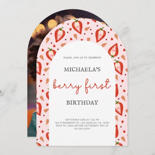 ピンクレッドベリーファースト誕生日アーチフォト 招待状 (正面/裏面)
