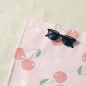 ピンクレトロさくらんぼ名前をカスタムするモノグラム ビーチタオル (インサイチュ)