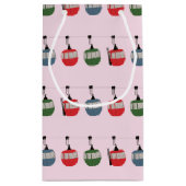 ピンクレトロスキーリフトイラストレーションスキーヤー スモールペーパーバッグ (裏面)