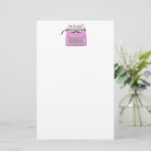 ピンクレトロヴィンテージタイプライターデスパーソナライズされたクトップ 便箋 (スタンド正面)