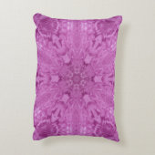 ピンクレフェミニンース万華鏡のように千変万化するパターンスノーフレーク アクセントクッション (裏面(縦))