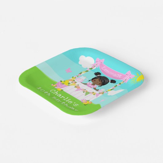 ピンクレモネードスタンド誕生日ダークスキンガール ペーパープレート (傾斜あり)