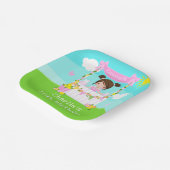 ピンクレモネードスタンド誕生日ブラウンヘアガール ペーパープレート (傾斜あり)