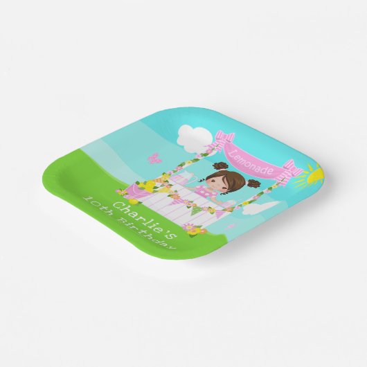 ピンクレモネードスタンド誕生日ブラウンヘアガール ペーパープレート (傾斜あり)