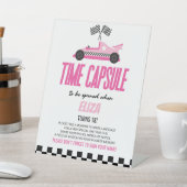 ピンクレースカー誕生日パーティータイムカプセル 台座サイン (インサイチュ)